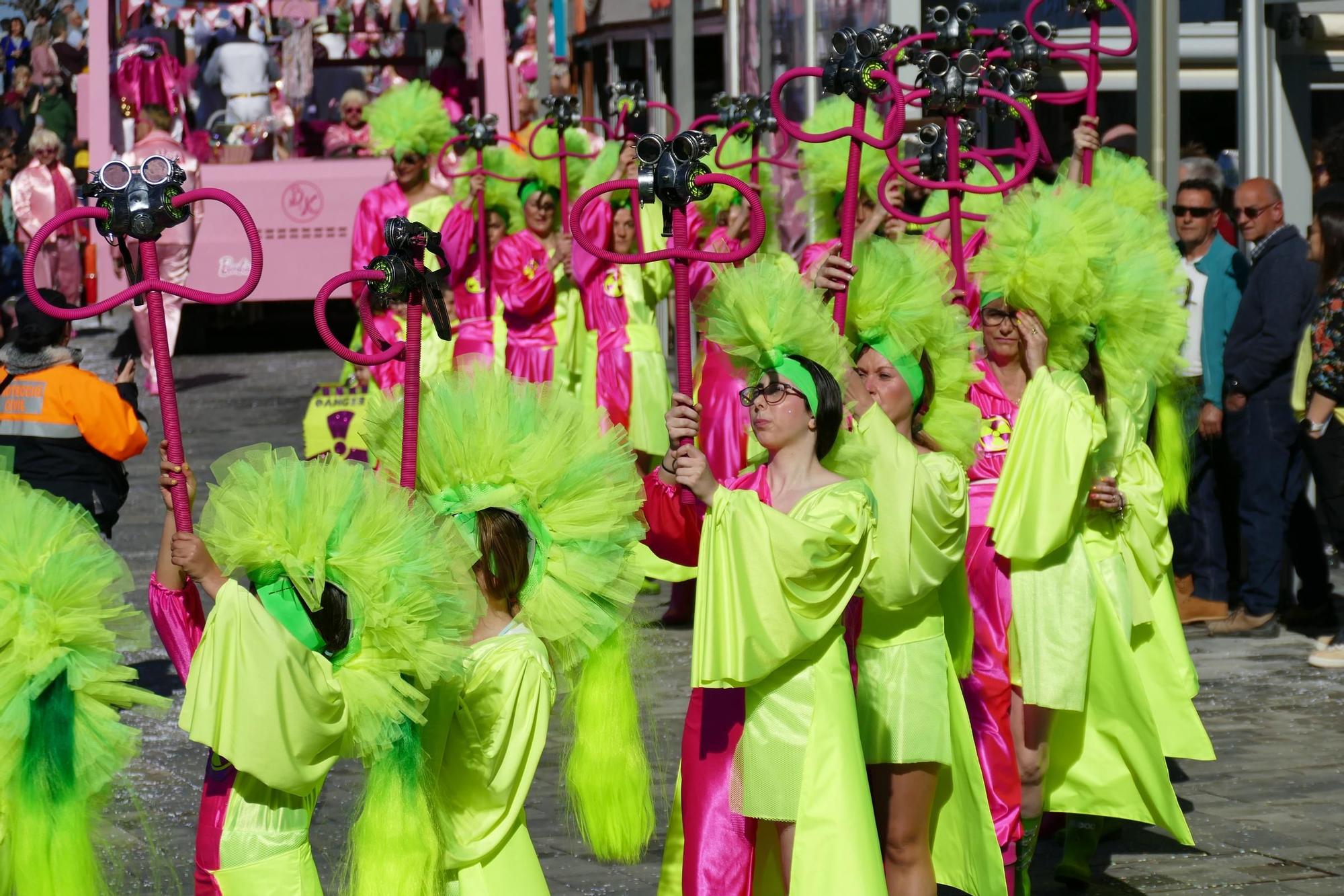 L'Escala s'acoloreix amb la rua de carnaval