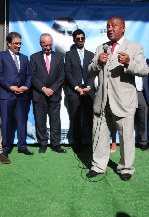 La puerta número 6 del estadio del Málaga CF recibe el nombre del exfutbolista marroquí del club blanquiazul.