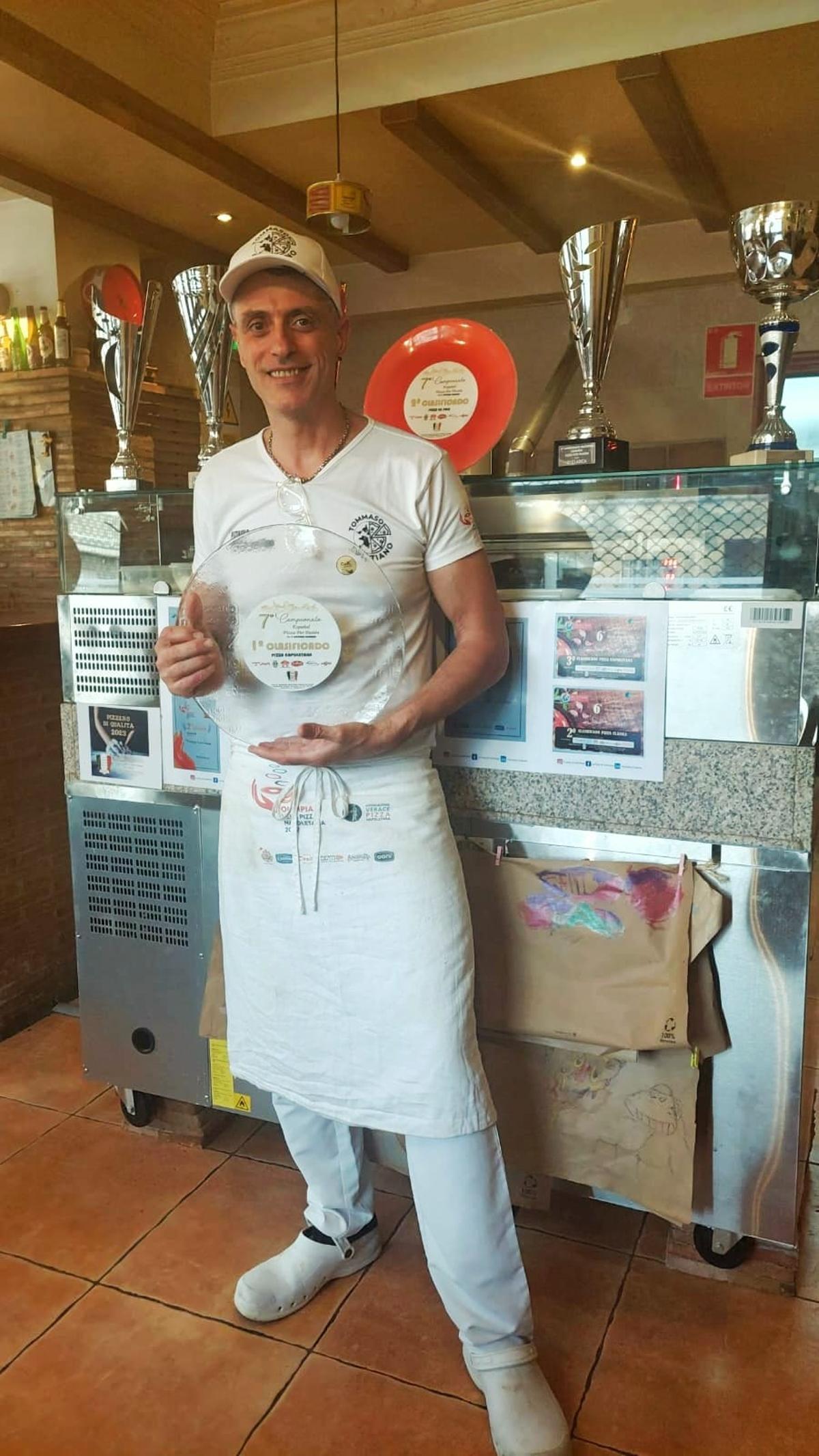 El maestro pizzero Tomasso Cristiano posa con el premio