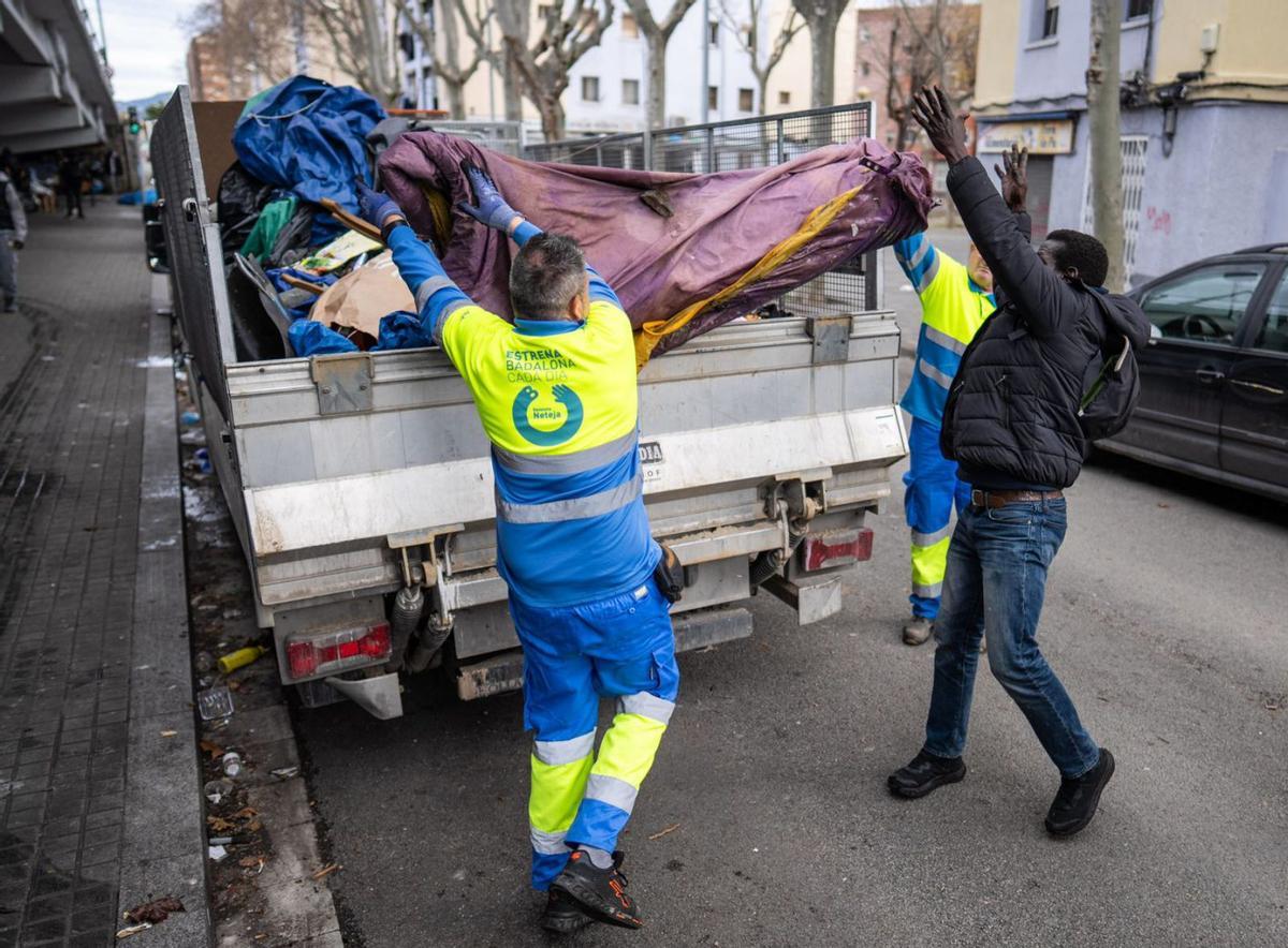 El Govern reallotja 15 migrants que malvivien sota la C-31 a Badalona
