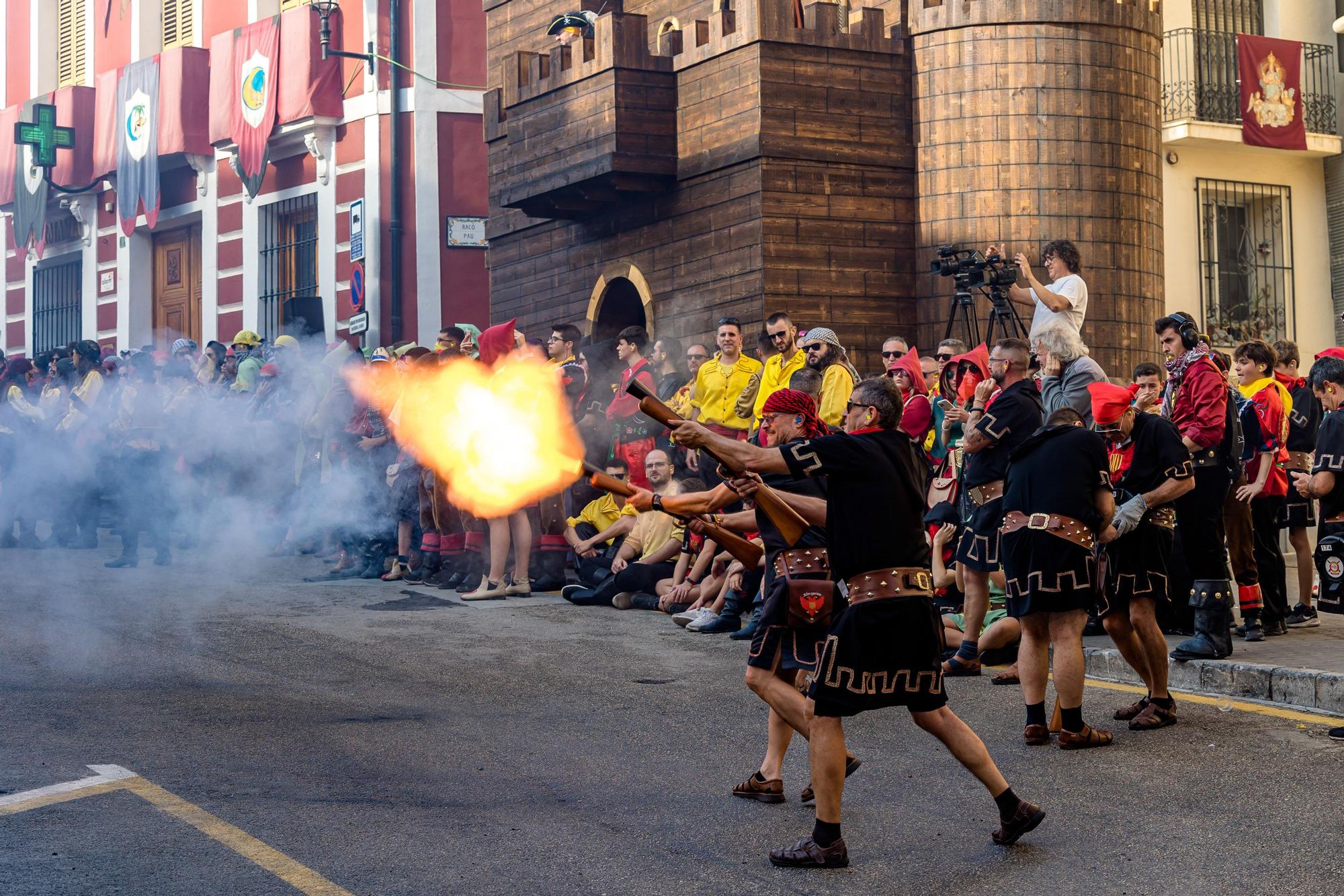 Una dura batalla bajo la pólvora que acaba con la victoria de la media luna en Callosa d'en Sarrià