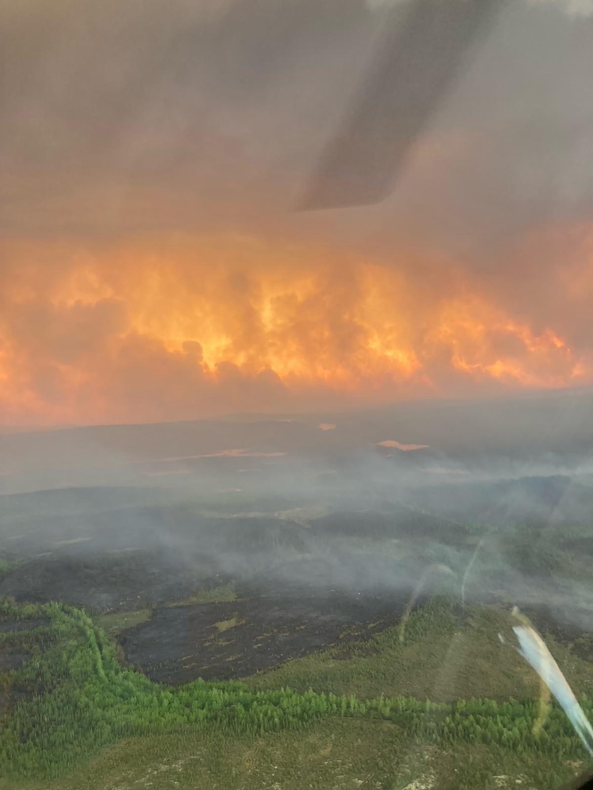 Imagen cortesía del piloto de helicópteros Kevin Burton en la que se aprecia un fuego descontrolado entre Chibougamau y la comunidad indígena de Mistissini en el norte de Quebec, el 5 de junio del 2023.