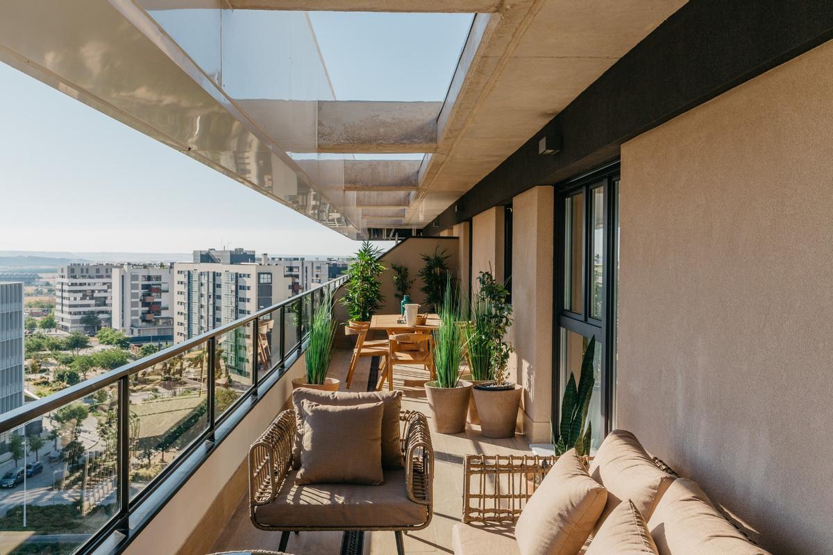 Terraza de uno de los pisos en alquiler del fondo norteamericano Hines en Valdebebas