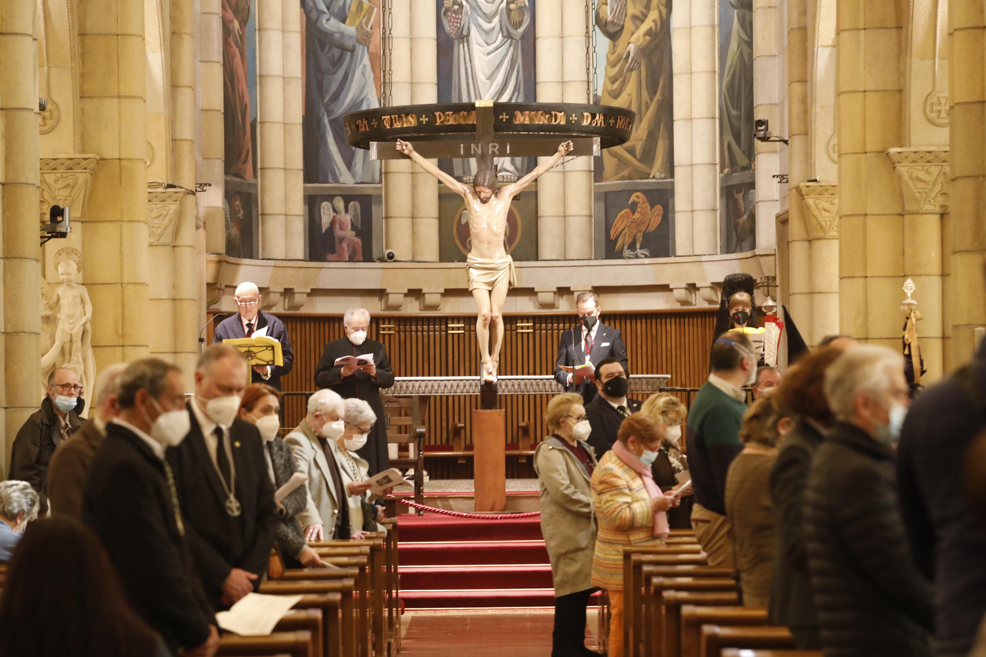 Celebración del Vía Crucis en la iglesia de San Pedro en Viernes Santo