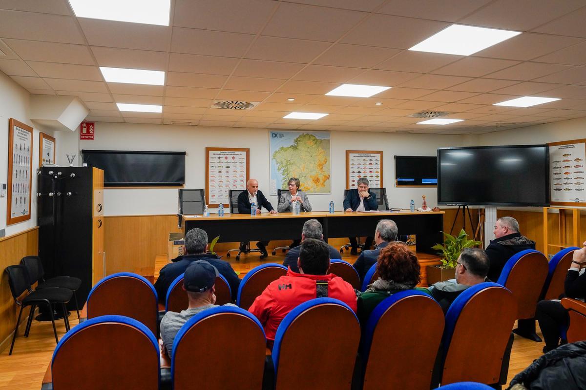 José Manuel Rosas se dirige a los integrantes de la Federación de Cofradías de Pontevedra, acompañado por la conselleira de Mar, Rosa Quintana.