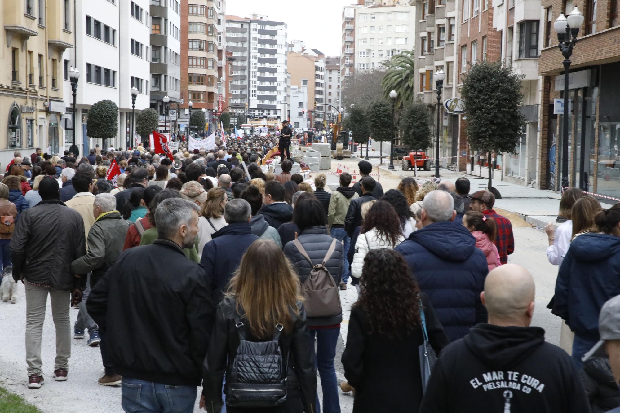 En imágenes: Los sanitarios se manifiestan en Gijón al grito de "no queremos más dinero, queremos mejores condiciones laborales"