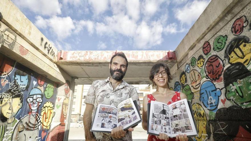 Sergio Baos y Flavia Gargiulo muestran ejemplares de ‘Les maleïdes’ en Palma.