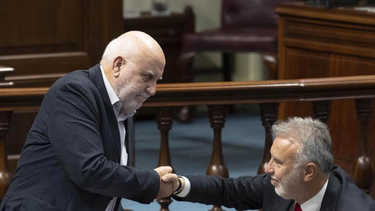 Manuel Marrero charla con Ángel Víctor Torres este miércoles en la segunda jornada del Debate sobre el estado de la nacionalidad en el Parlamento canario.