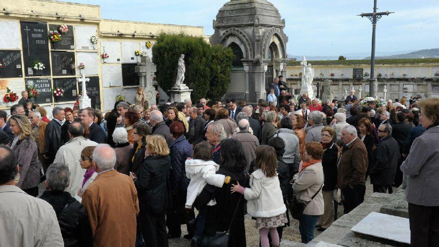 Varias personas en el cementerio de San Amaro.