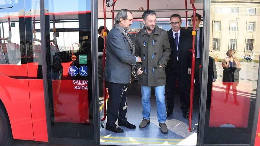 El presidente de la Compañía de Tranvías, José Prada, y el alcalde, Xulio Ferreiro, en una presentación de buses.