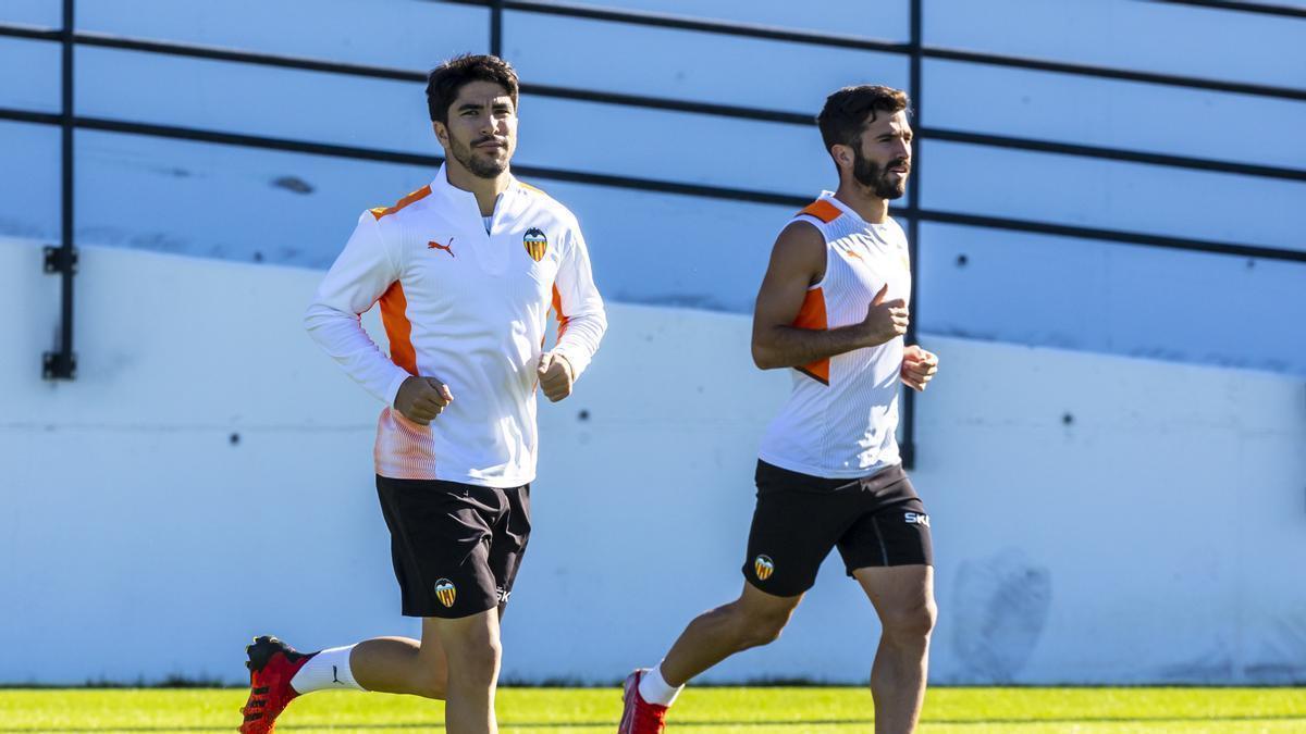 Soler y Gayà en un entrenamiento con el Valencia