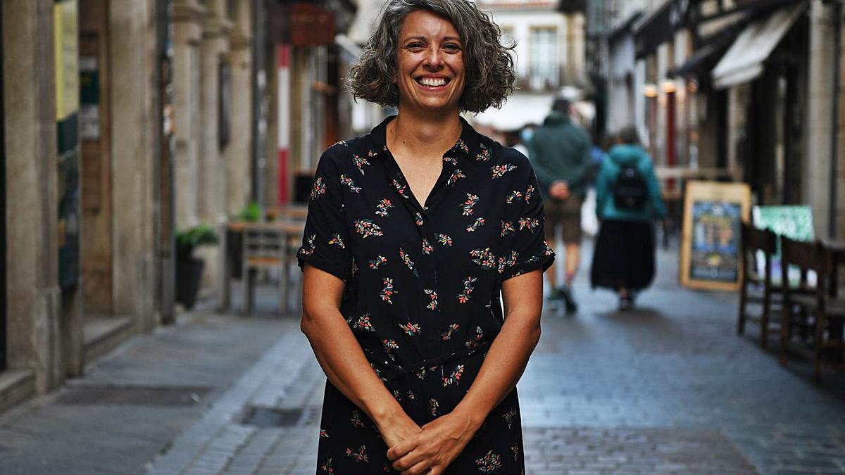 A profesora Laura Cruz na rúa Olmos, onde está a asociación Alexandre Bóveda.   | // CARLOS PARDELLAS