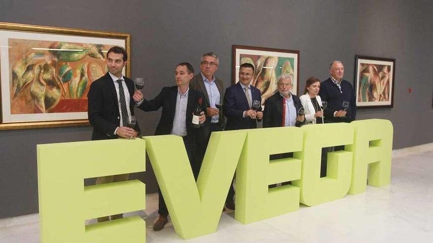 Profesionales del sector del vino y autoridades y cargos políticos brindaron en la inauguración de la III Semana Vitivinícola. // Iñaki Osorio