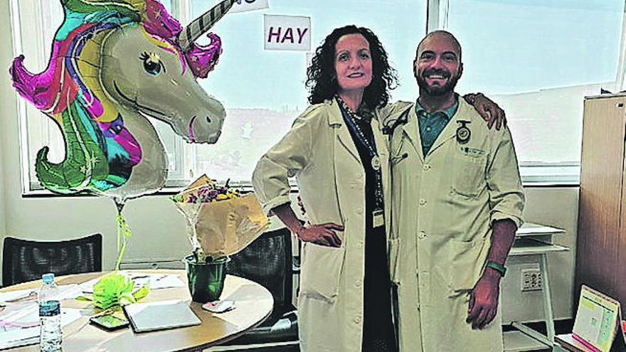 Carmen Yolanda Fuentes con un compañero sanitario en Madrid.