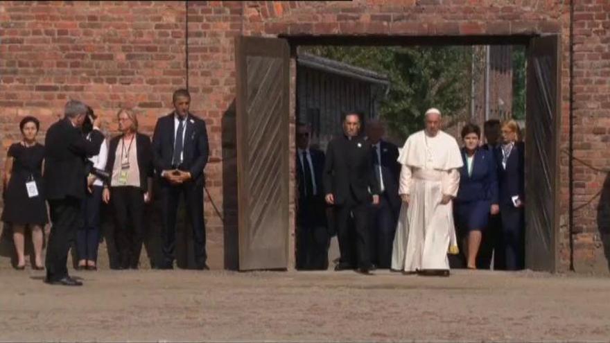 El papa visita Auschwitz