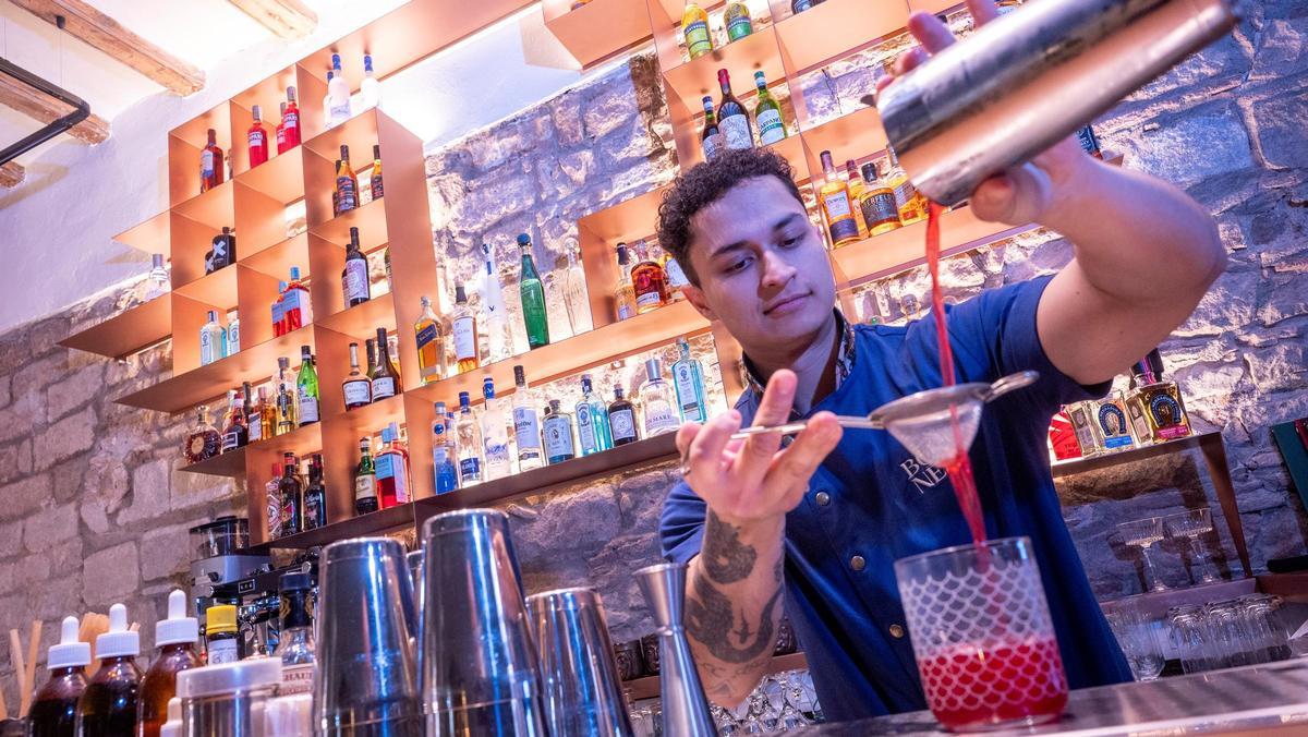 Elaboración de un cóctel en el restaurante Bornès.