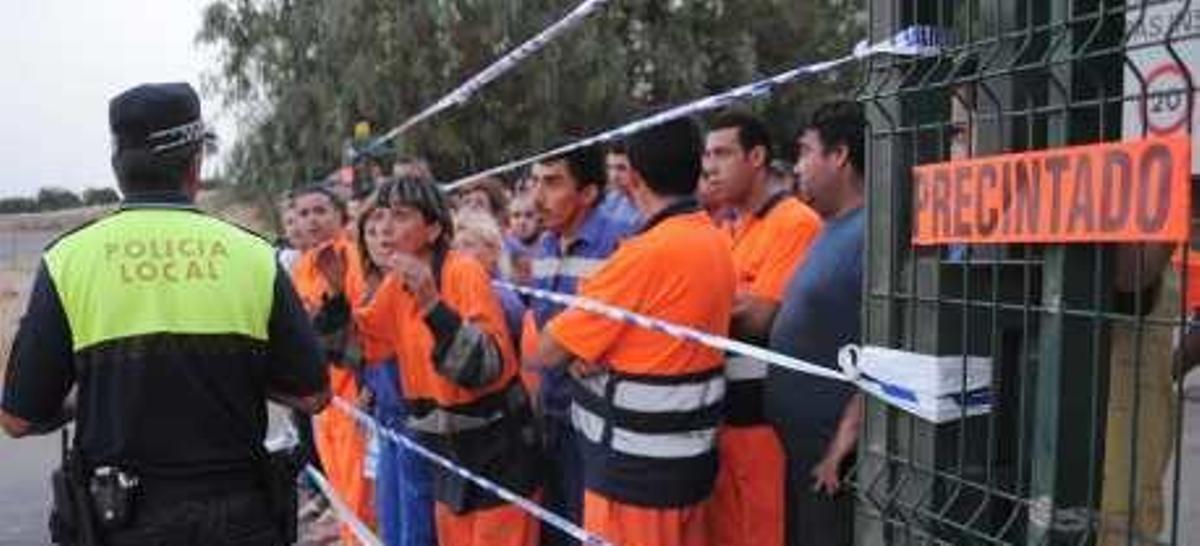La Policía cierra el acceso al vertedero pese a las protestas