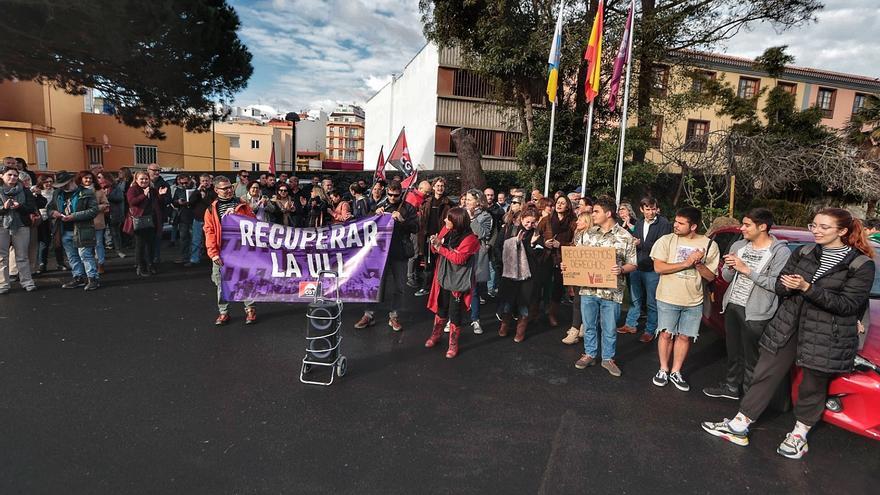 El personal de administración de la ULL se concentra ante el Rectorado