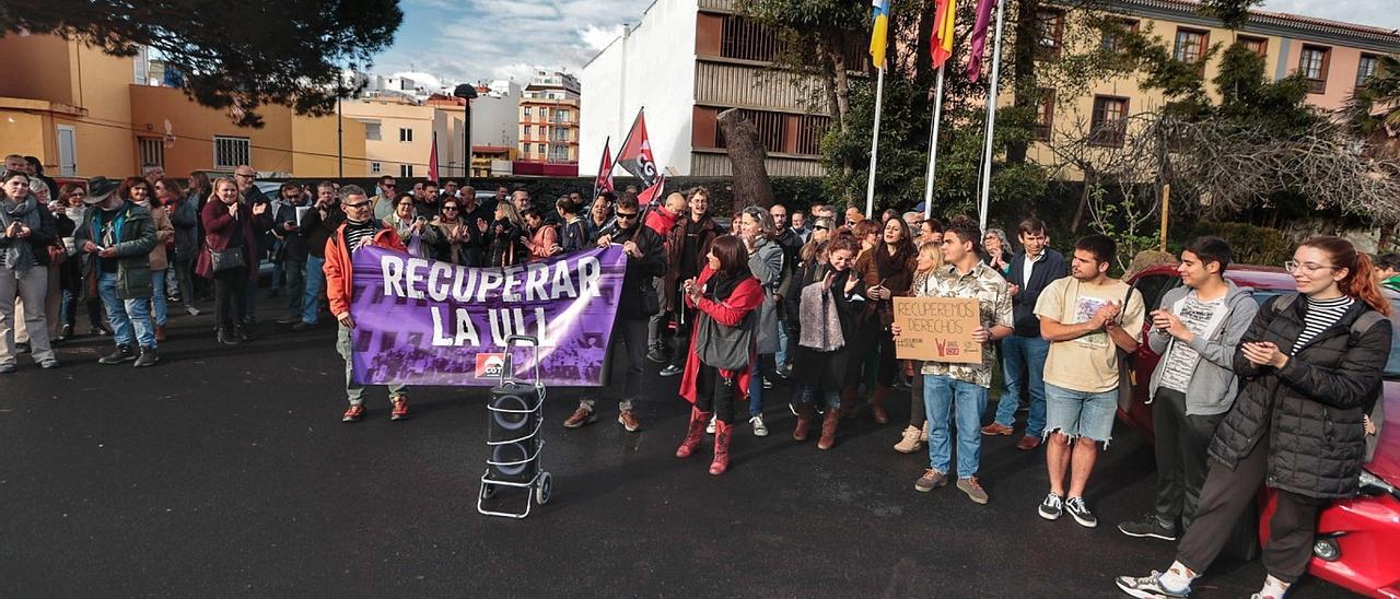 Un momento de la concentración ante el Rectorado.