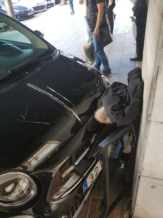 Pánico en el Paseo de Mallorca al subirse un coche a la acera