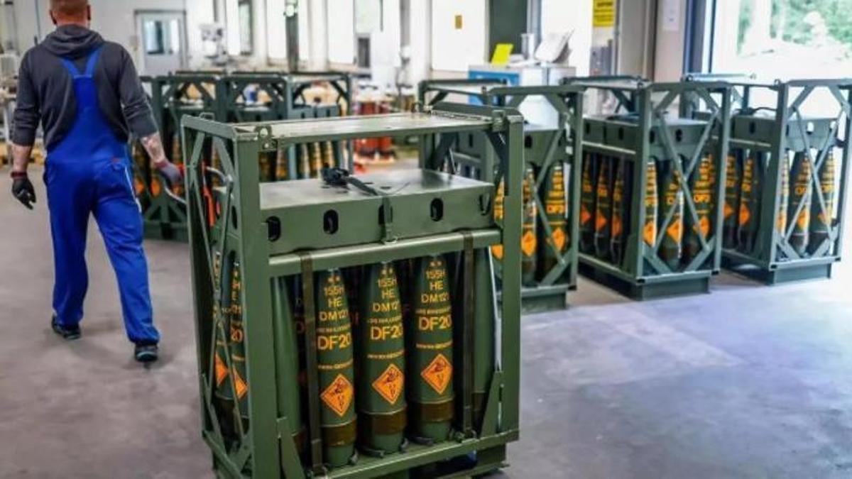 Un operario de Rheinmetall trabaja en una factoría del grupo.