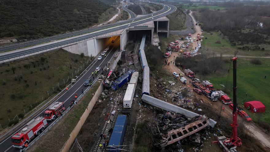 Almenys 36 morts a Grècia al xocar un tren de passatgers i un de mercaderies