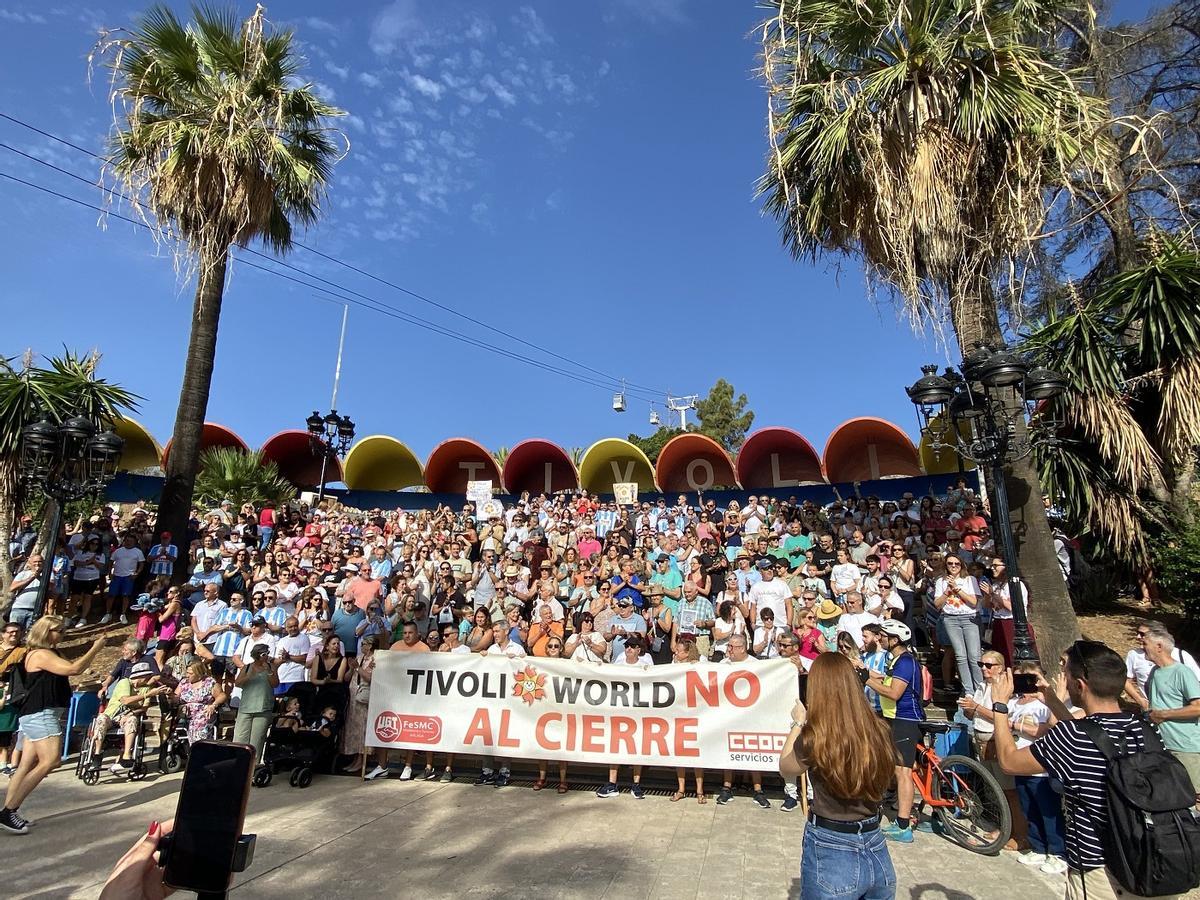 Unas 300 personas piden la reapertura de Tivoli