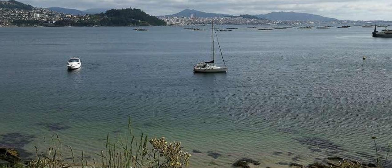 Dos barcos fondeados ayer en la playa de A Borna, en Moaña. // Santos Álvarez