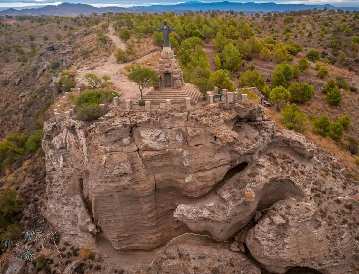 'El Santo', monumetno de Pizarra visto desde arriba