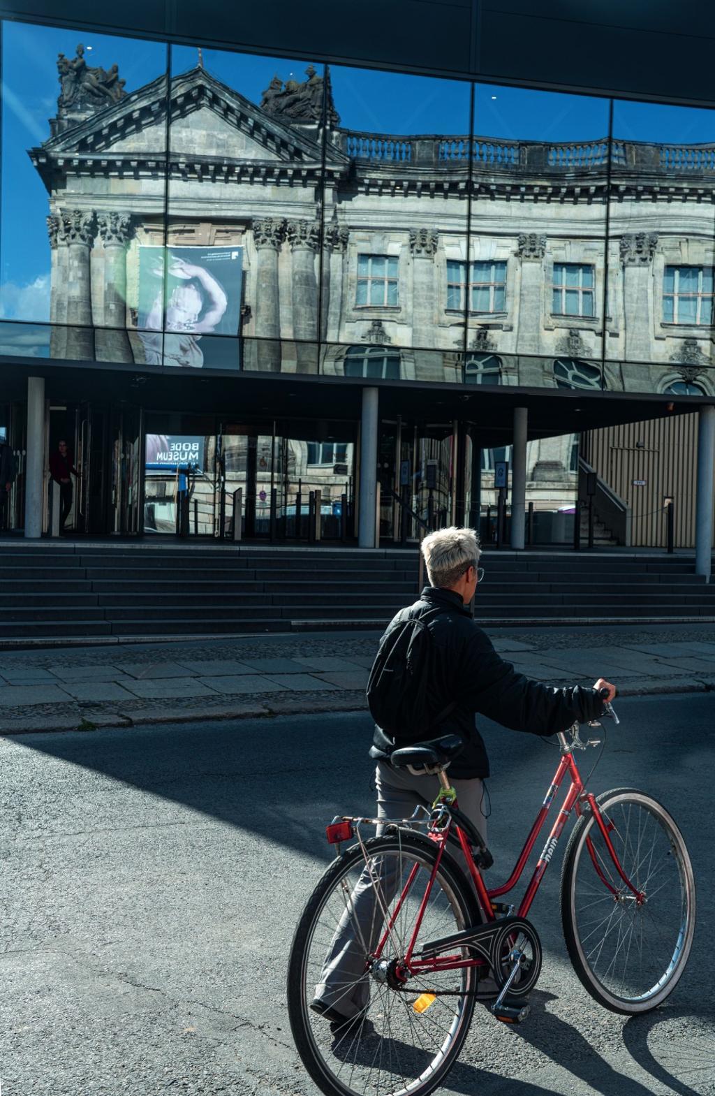 En bici junto al museo Bode. 