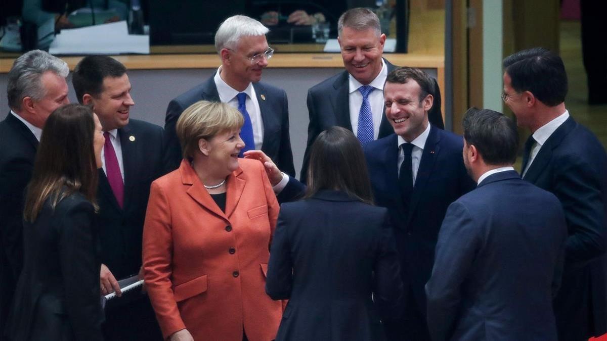 Los líderes de la UE bromean antes del inicio de la cumbre, este jueves en Bruselas.