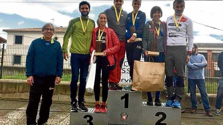 Imagen del podio con los primeros clasificados en categoría masuclina y femenina.