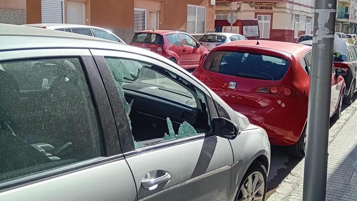 Un coche, con una luna destrozada por los ladrones, hoy en la calle Son Pontivic.