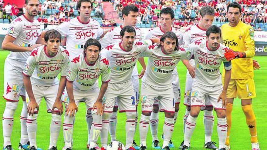 La alineación del Sporting, con la equipación blanca que presentó en Pamplona.