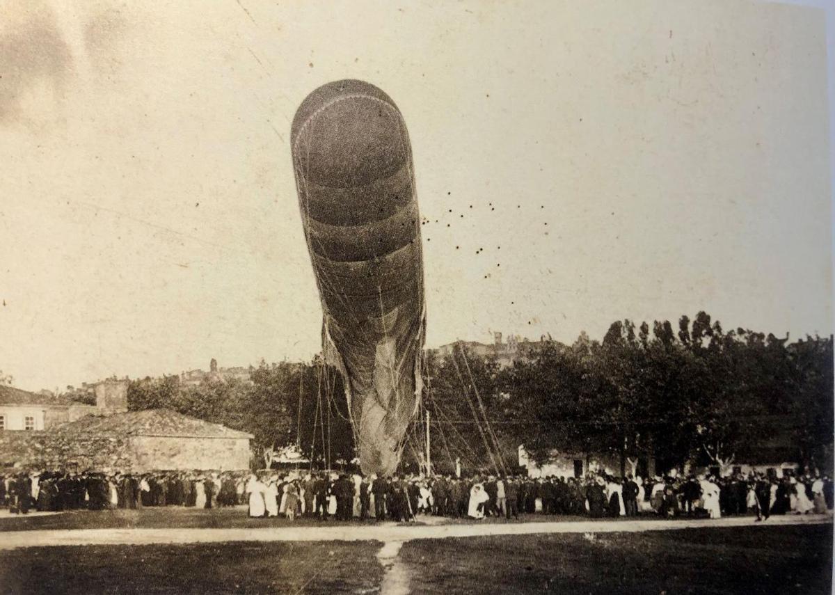 Fotografía de la secuencia del lanzamiento de globo capturada por Fernando Varela en 1910 en Santiago