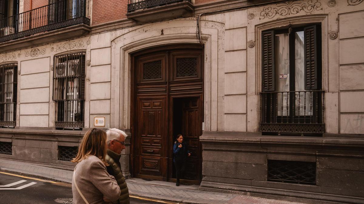 Imagen de la calle del edificio de la calle Flora donde residió Mario Vargas Llosa.