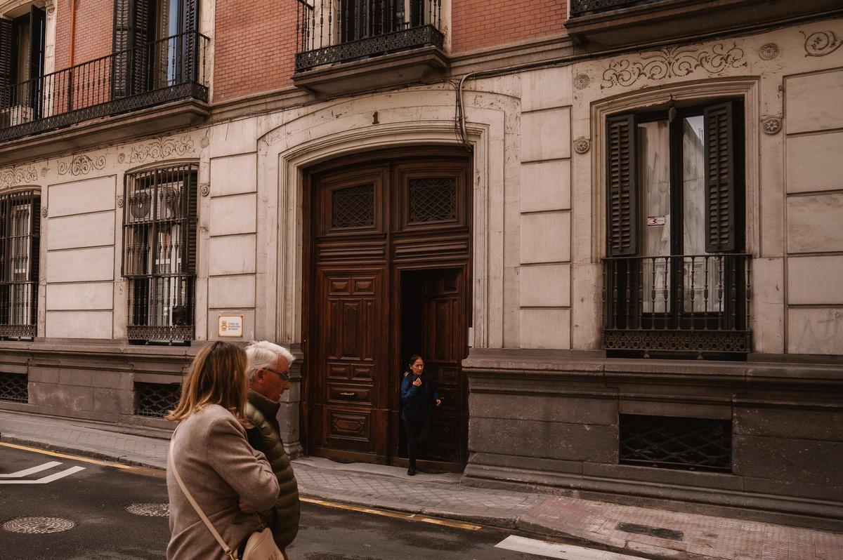 Imagen de la calle del edificio de la calle Flora donde residió Mario Vargas Llosa.
