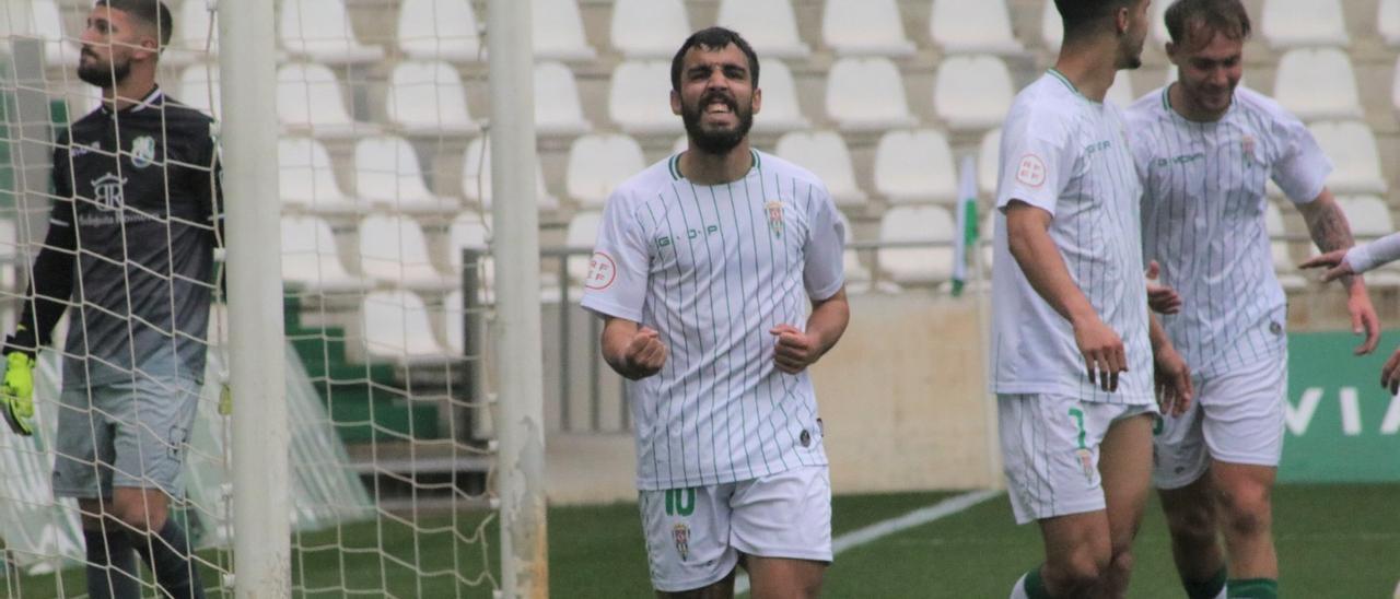 Roberto Abreu celebra uno de sus goles con el Córdoba CF B ante el Rota en El Arcángel.