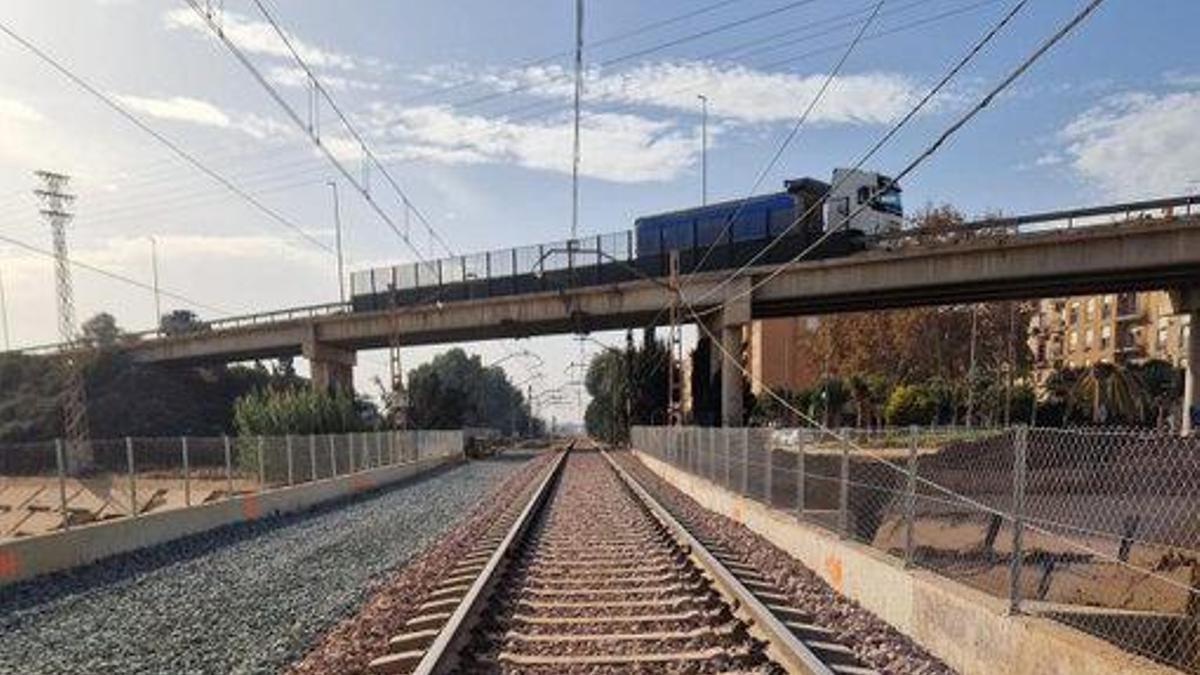 Primeras traviesas instaladas por encima del barranco del Poyo en València para recuperar la línea con Alicante.