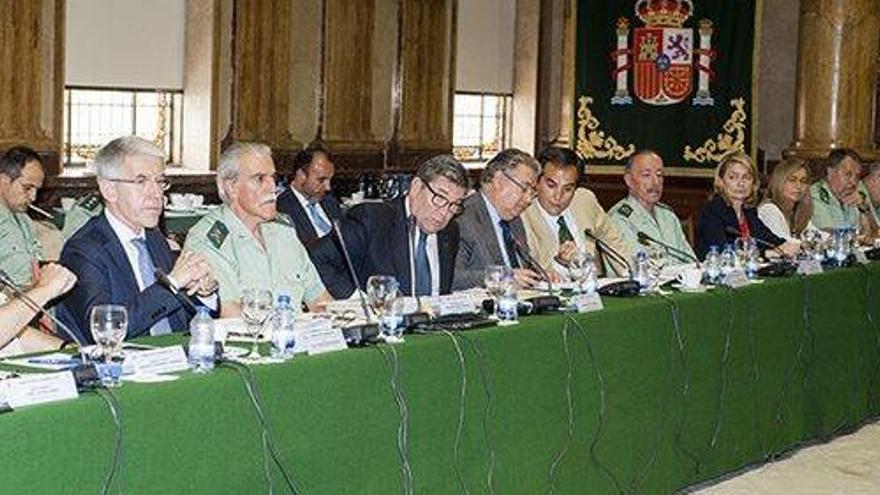 El ministro del Interior, en el centro, presidió el miércoles el pleno del Consejo de la Guardia Civil.