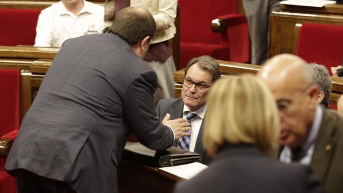 El líder de ERC, Oriol Junqueras, conversa con el 'president' Artur Mas, este miércoles, durante la sesión de control al Govern en el Parlament.