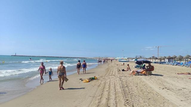 La playa del Arenal es uno de los entornos favoritos de visitantes y vecinos, y cuenta con todos los servicios para el disfrute y seguridad de los usuarios. | MEDITERRÁNEO/CALPE