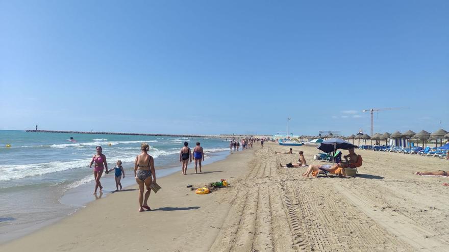 La playa del Arenal es uno de los entornos favoritos de visitantes y vecinos, y cuenta con todos los servicios para el disfrute y seguridad de los usuarios. | MEDITERRÁNEO/CALPE
