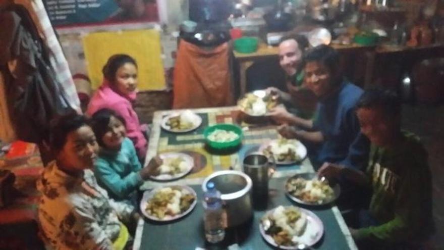 Juan López Arriba a la derecha, el malagueño aparece sentado con una familia nepalí durante un almuerzo.