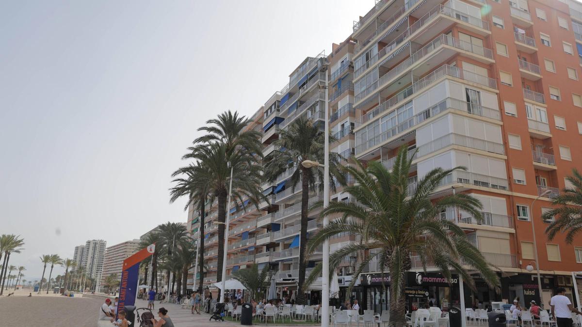 Viviendas a primera línea de playa en Cullera, en una imagen de este verano.