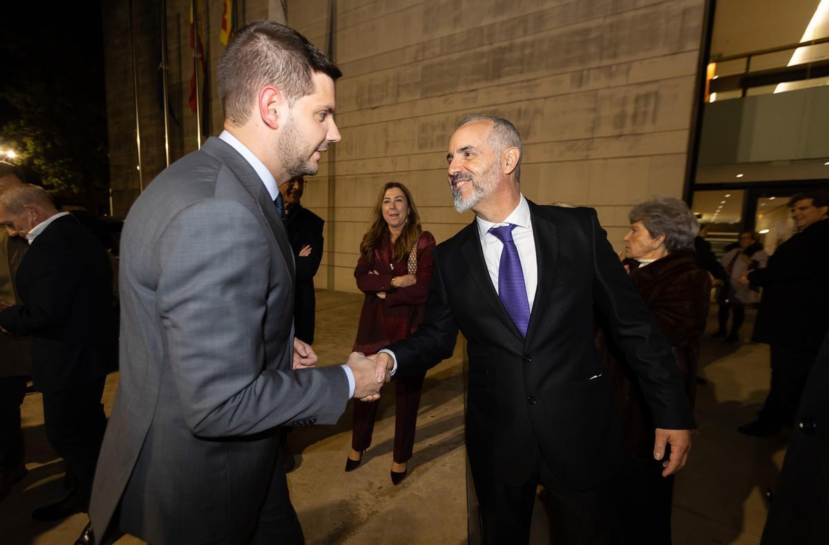 José Manuel Prieto y Camilo Peiró se saludan al inicio del acto.