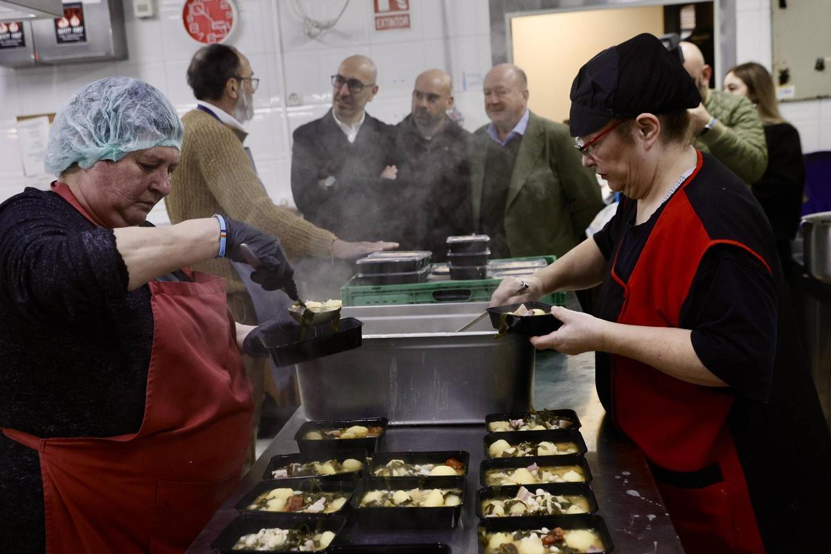 El menú antroxero llega a la Cocina Económica para que “el Antroxu sea para todo Gijón”