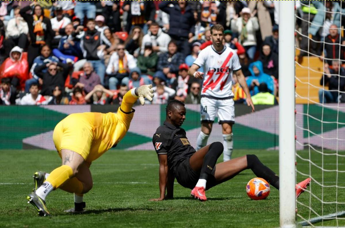 Momento en que Sadiq empuja el balón a la red.