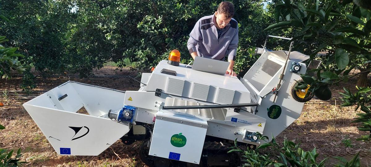 El robot recolector ha sido desarrollado por la empresa Odissey Robotics de Elx.