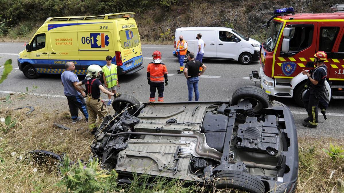 Tres heridos al salirse de la vía y volcar en Berredo | BERNABÉ/JAVIER LALÍN